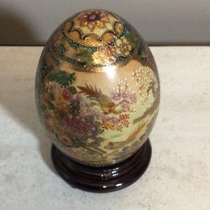 Vintage Satsuma Asian hand painted gold porcelain ceramic decorated egg